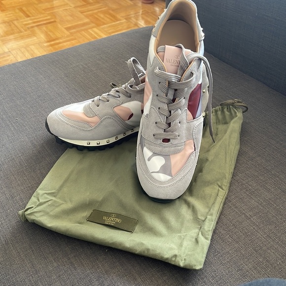 Valentino pink camouflage sneakers. - Picture 2 of 4